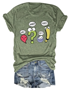 Détail du t-shirt chiné vert armée avec emojis et short en jean délavé pour femmes