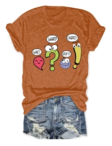 Détail d'un t-shirt graphique avec short en jean montrant le tissu et les textures