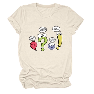 Détail des graphismes de dessins animés et du texte WAIT WHAT STOP IT sur un t-shirt beige