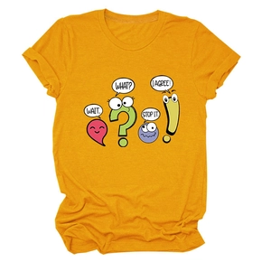 Gros plan sur l'imprimé drôle de ponctuation de dessin animé sur le t-shirt orange