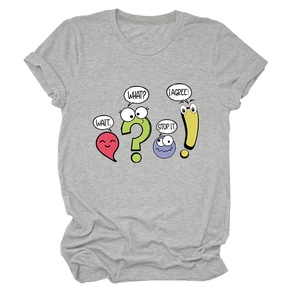Détail d'un t-shirt gris en coton avec des imprimés de ponctuation Wait What Stop It