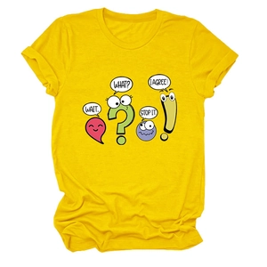Gros plan d'un T-shirt jaune en coton avec motifs de ponctuation de dessins animés