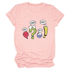 Détail d'un t-shirt en coton rose avec des ponctuations de dessin animé colorées