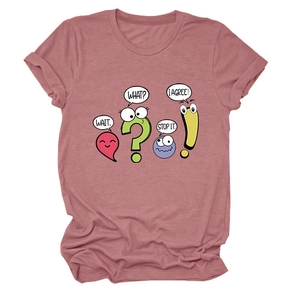 Détail du t-shirt en coton vieux rose avec des imprimés de ponctuation cartoon