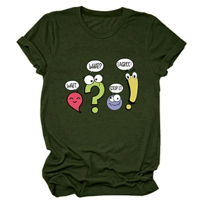 Gros plan sur les motifs de dessins animés et texte sur t-shirt vert foncé col rond