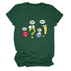 Vue à plat d'un t-shirt vert chiné avec des motifs de ponctuation de dessins animés colorés