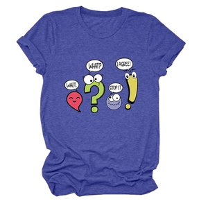 Gros plan sur t-shirt bleu roi avec imprimé drôle de signes de ponctuation animés