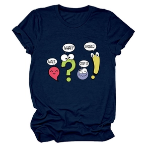 Détail d'un t-shirt bleu marine avec graphismes de dessins animés Wait What Stop It