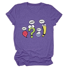 Détail du motif imprimé de ponctuation amusant sur un t-shirt violet chiné à manches courtes