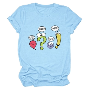T-shirt en coton bleu clair avec symboles de dessin animé et texte Wait What imprimé