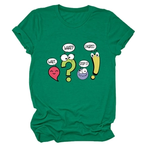 Vue détaillée du t-shirt en coton vert avec motifs de dessins animés Wait What Stop It