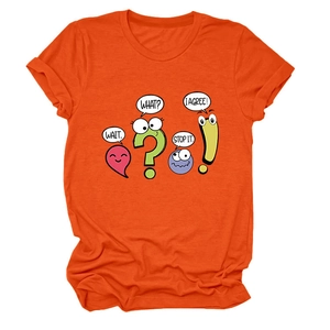 Détail de l'imprimé dessin animé et texte sur le t-shirt en coton orange pour femmes