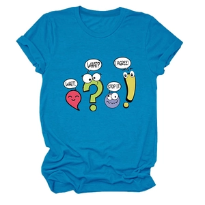 Détail d'un t-shirt en coton bleu sarcelle avec des ponctuations de dessin animé