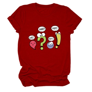 Détail d'un t-shirt en coton bordeaux avec icônes de dessins animés et graphiques wait what