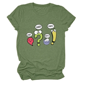 Détail d'un t-shirt vert arborant des signes de ponctuation amusants et slogans en anglais