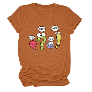 Détail d'un t-shirt caramel avec motif humoristique Wait What et graphismes amusants