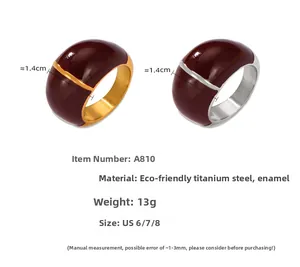 Vue détaillée de bagues en acier titane avec émail rouge et spécifications de taille