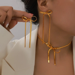 Set gioielli a fiocco dorato con orecchini a pendente e collana a catena piatta
