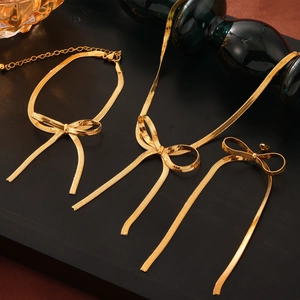 Set gioielli fiocco dorato con collana a catena, bracciale e orecchini nappa