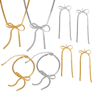 Set gioielli con fiocco collana bracciale e orecchini in finitura oro e argento