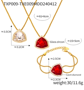 Details des Vintage-Schmucksets mit funkelnden Kristallen und roten Edelsteinanhängern