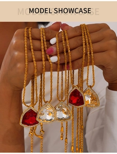 Details bunter Kristallhalsketten in Dreiecksform mit Diamantrand an goldener Kordelkette