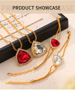 Nahaufnahme von Vintage-Schmuckset mit dreieckigen Kristallen und Diamantbesatz
