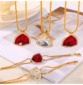 Detailansicht der Vintage Goldketten mit Kristallanhängern und Karabinerverschluss am Schmuck