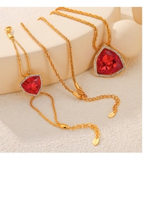 Detail der roten dreieckigen Edelstein-Halskette mit Kristallen und goldener Kette
