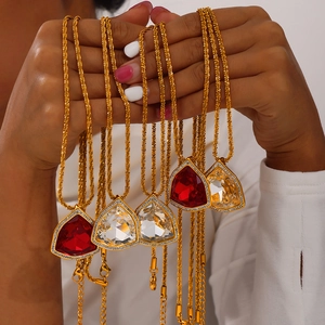 Französische Vintage-Goldhalsketten mit funkelnden Dreieckssteinen und Diamantbesatz