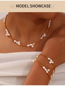 Detalle de collar de perlas de agua dulce y brazalete dorado en una modelo real