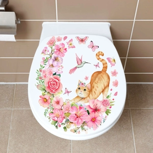 Détail de l'autocollant de toilette avec chat orange et fleurs de roses roses
