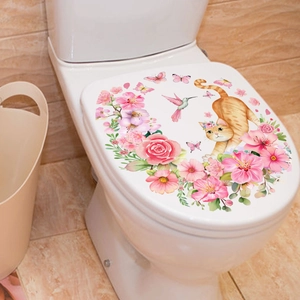 Détail d'autocollant pour abattant WC avec fleurs roses, chat orange et colibri