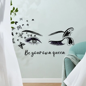Détail de l'autocollant mural œil de femme avec cils mauves, papillons et slogan