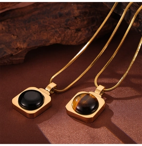 Détail du pendentif carré en or avec agate noire et pierre œil de tigre sur chaîne