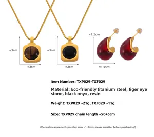 Vue détaillée de l'ensemble bijoux en acier titane avec oeil de tigre et onyx
