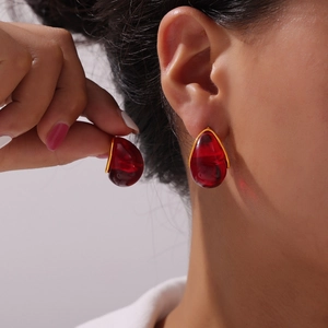 Boucles d'oreilles minimalistes gouttes rouges et bordure dorée pour un look chic