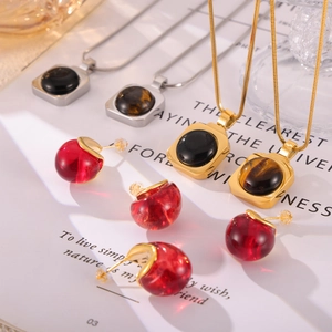 Parure minimaliste en acier inoxydable avec pendentifs gemmes et boucles rouges