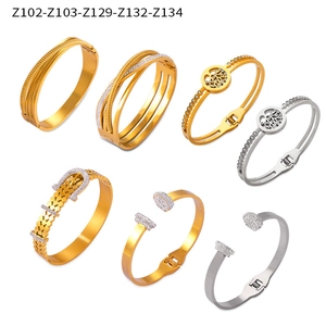 Collection détaillée de bracelets en titane doré avec cristaux et motifs ajourés