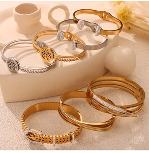 Détails de bracelets de luxe or et argent avec arbre de vie et pavage en zircons