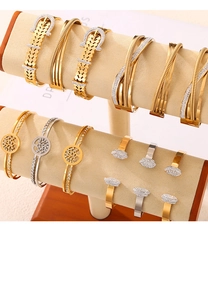 Gros plan de bracelets de luxe en acier titane plaqué or avec incrustations de zircon