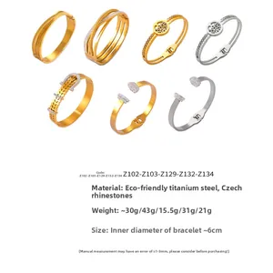 Détail d'un ensemble de bracelets en acier titane doré avec des accents de zircons