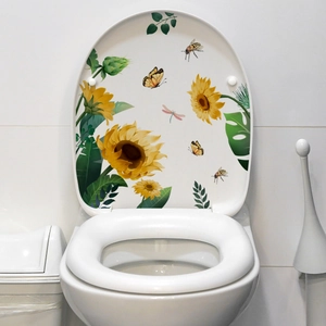 Détail d'autocollant de toilettes à motif tournesol et papillon dans une salle de bain