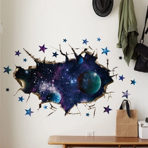 Détail d'un autocollant mural 3D effet mur brisé avec nébuleuse cosmique et petites étoiles