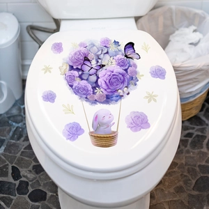 Détail d'un autocollant floral pour abattant avec lapin violet, roses et papillons