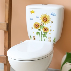 Stickers WC de tournesols et hamsters sur un réservoir blanc dans un décor de salle de bain
