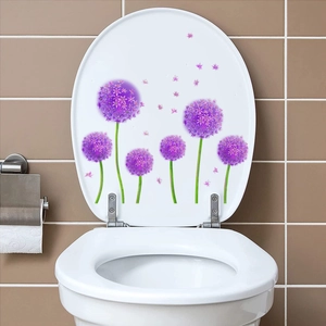 Détail de stickers muraux d'allium violet sur un mur de salle de bain avec carreaux marron