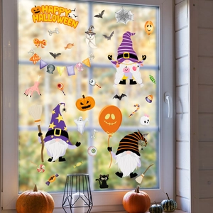Stickers de fenêtre Halloween avec gnomes et citrouilles sur vitre dans un cadre chaleureux