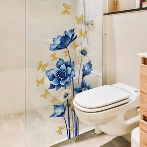 Pegatinas de pared autoadhesivas de flores azules y mariposas doradas para el baño