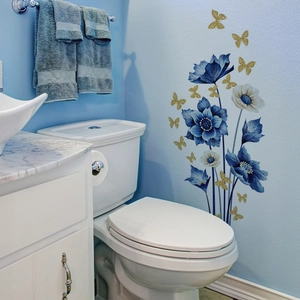 Pegatinas de pared con flores azules y blancas y mariposas doradas para el baño